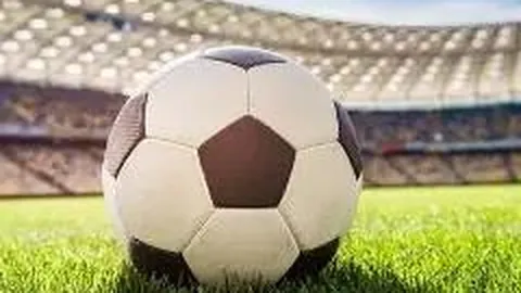 “国足失利内幕曝光：澳队违规频现，观众热议裁判失误。”